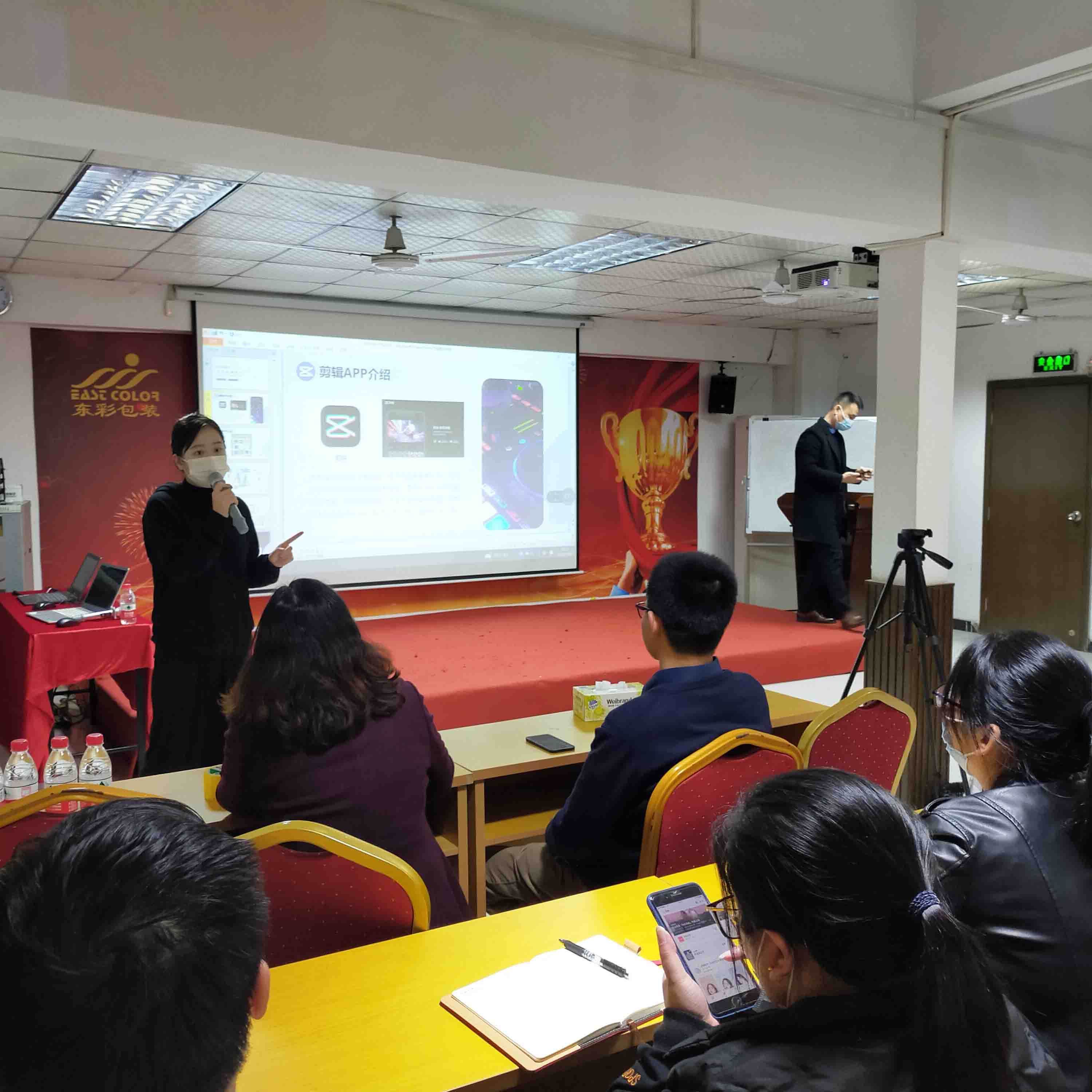 يشارك موظفو Color East في التدريب على دورة تسويق الفيديو القصير